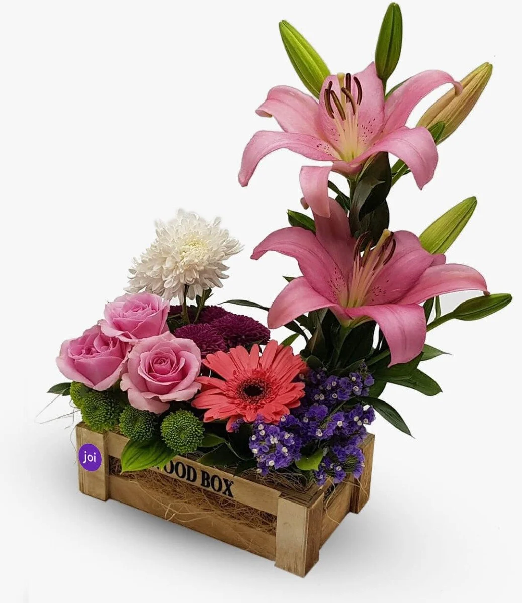 مجموعة زهور في صندوق خشبي
