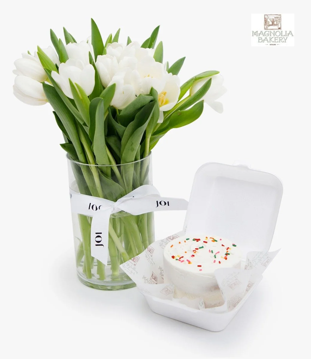 باقة كيك لانش بوكس قابلة للتعديل مع باقة زهور بيضاء هادئة 