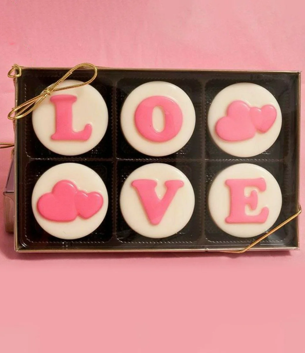 كوكيز أوريو بالشوكولاتة على شكل حروف كلمة "حب" وردية