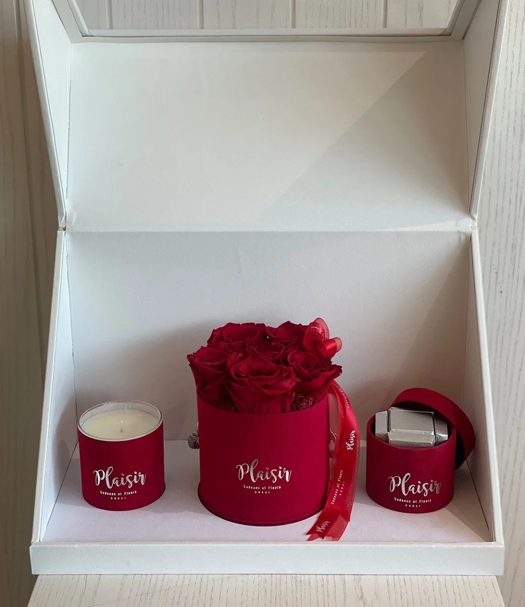 صندوق هدايا أحمر تريو مع 6 وردات طويلة العمر من بليزير 