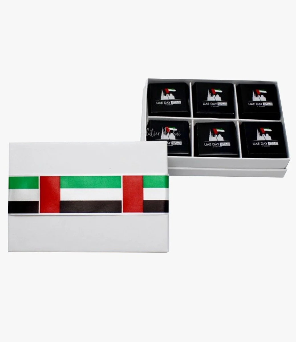 غلاف علم الإمارات - صندوق هدايا اليوم الوطني 120 جرام- عبوة من 10 علب من لو شوكليتير 