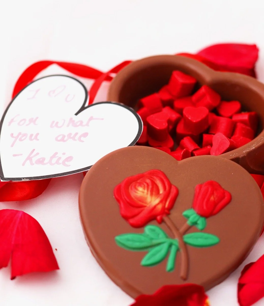 صندوق من الشوكولاتة بتصميم قلب عيد الحب من إن جي دي