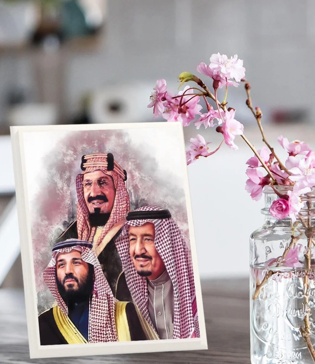لوحة  خشبية بطباعة صوره الملك عبدالعزيز والملك سلمان والامير محمد بن سلمان