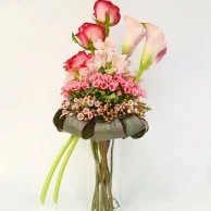 باقة كب كيك الورود من ماجنوليا مع الزهور