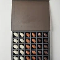 30 قطعة من التمور المغطاة بالشوكولاتة من إن جيه دي
