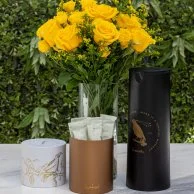تنسيق الورود المشمسة مع صندوق القهوة السعودي ودلة بن من انوش
