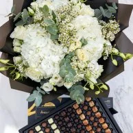 باقة أزهار بيضاء مع صندوق صغير من أنوش
