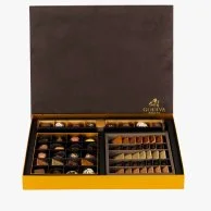 تشكيلة شوكولاتة في صندوق فاخر باللون البني من جوديفا