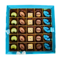 صندوق شوكولاتة متنوعة داخل صندوق أزرق من سنسز