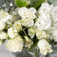 باقة زهور أناقة الأبيض