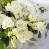 باقة زهور أناقة الأبيض