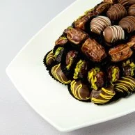 صينية بيضاوية سيراميك مع ترافل، تمر محشي و شوكولاتة من ديت روم