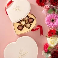 علبة هدايا شوكولاتة قلب بلون بيج 7 قطع من جوديفا