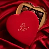 علبة هدايا شوكولاتة قلب بلون احمر 7 قطع من جوديفا