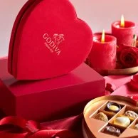 علبة هدايا شوكولاتة قلب بلون احمر 7 قطع من جوديفا