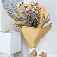 باقة زهور بيضاء كريمي