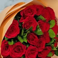كيكة القلوب اللطيفة وباقة الورد الأحمر من سيكريتس