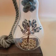 قطعة ديكور مكتبي على شكل لمبه بداخلها شجرة من ميكال