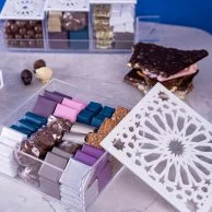 مجموعة شوكولاتة في صندوق أكريليك مربع من ليلاك