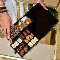 بوكس شوكولاتة العيد مع زخرفة بالخطوط العربية من فيكتوريان