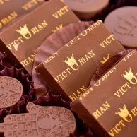 علبة شوكولاتة تشكيلة متنوعة أنيقة من فيكتوريان (1 كجم)