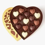 صندوق شوكولاتة بشكل قلب 14 قطع ليوم المرأة الإماراتية من جوديفا