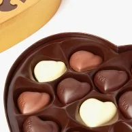صندوق شوكولاتة بشكل قلب 14 قطع ليوم المرأة الإماراتية من جوديفا
