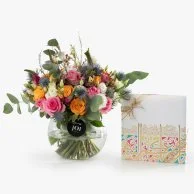 باقة هدايا تنسيق زهور وبوكس ألوان ​​وسط من بتيل