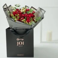 ورود في شنطة هدية - شنطة سوداء مع زهور لون أحمر وأبيض
