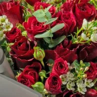 ورود في شنطة هدية - شنطة حمراء مع زهور لون أحمر وأبيض