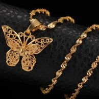 قلادة الفراشة الذهبية من لا فلور