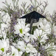 باقة زهور القرنفل الأبيض للتخرج