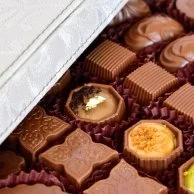 علبة شوكولاتة مشكلة من الجلد باللون الرمادي من فيكتوريان (600 جرام)