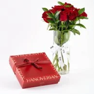 مجموعة شوكولاتة هانوفريان مع زهور حمراء