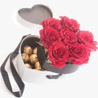 صندوق شوكولاتة وزهور غارق في الحب