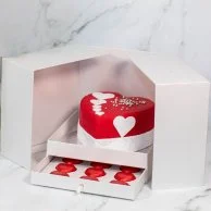 كيكة القلوب الحمراء والشوكولاتة مع باقة الورد الأحمر من سيكريتس