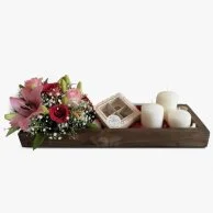 مجموعة زهور وشوكولاتة وشموع داخل صينية خشبية