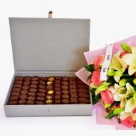 صندوق شوكولاتة جلد مع بوكيه زهور من فيكتوريان
