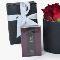 علبة جلدية من الورود الحمراء مع عطر باكو