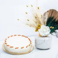 باقة مزهرية ميلانو الخاصة وكعكة الجزر من مخبز هيلين