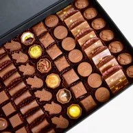 علبة شوكولاتة مشكلة من فيكتوريان (1 كيلو)