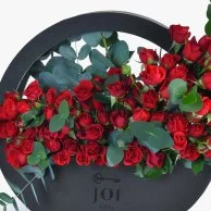 صندوق جلدي حديث من الورود الحمراء مع كيكة القلوب اللطيفة من بيكري آند كو