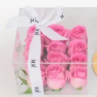 باقة من الزهور الوردية وكيكة يوم الأم