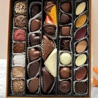 علبة هدايا شوكولاتة بلجيكية فاخرة لليوم الوطني ٢٧ قطعة من نيوهاوس