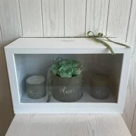 صندوق هدايا أخضر زيتوني تريو مع 6 وردات طويلة العمر من بليزير 