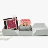 صندوق زهور مع  إطار بتطريز كلمة "أمي" باللون الوردي 