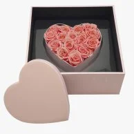 صندوق الحب بالورود الوردية على شكل قلب