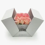 صندوق زهور مع  إطار بتطريز كلمة "أمي" باللون البنفسجي 