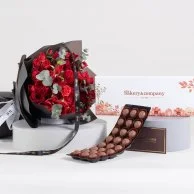 باقة هدايا بوكيه الأحمر الرومانسي وترافل شوكولاتة من بيكري & كومباني