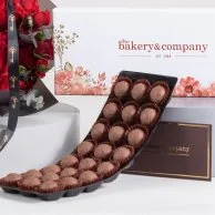 باقة هدايا بوكيه الأحمر الرومانسي وترافل شوكولاتة من بيكري & كومباني